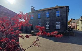 Clonbur House - Two Bedroom Village Apartment